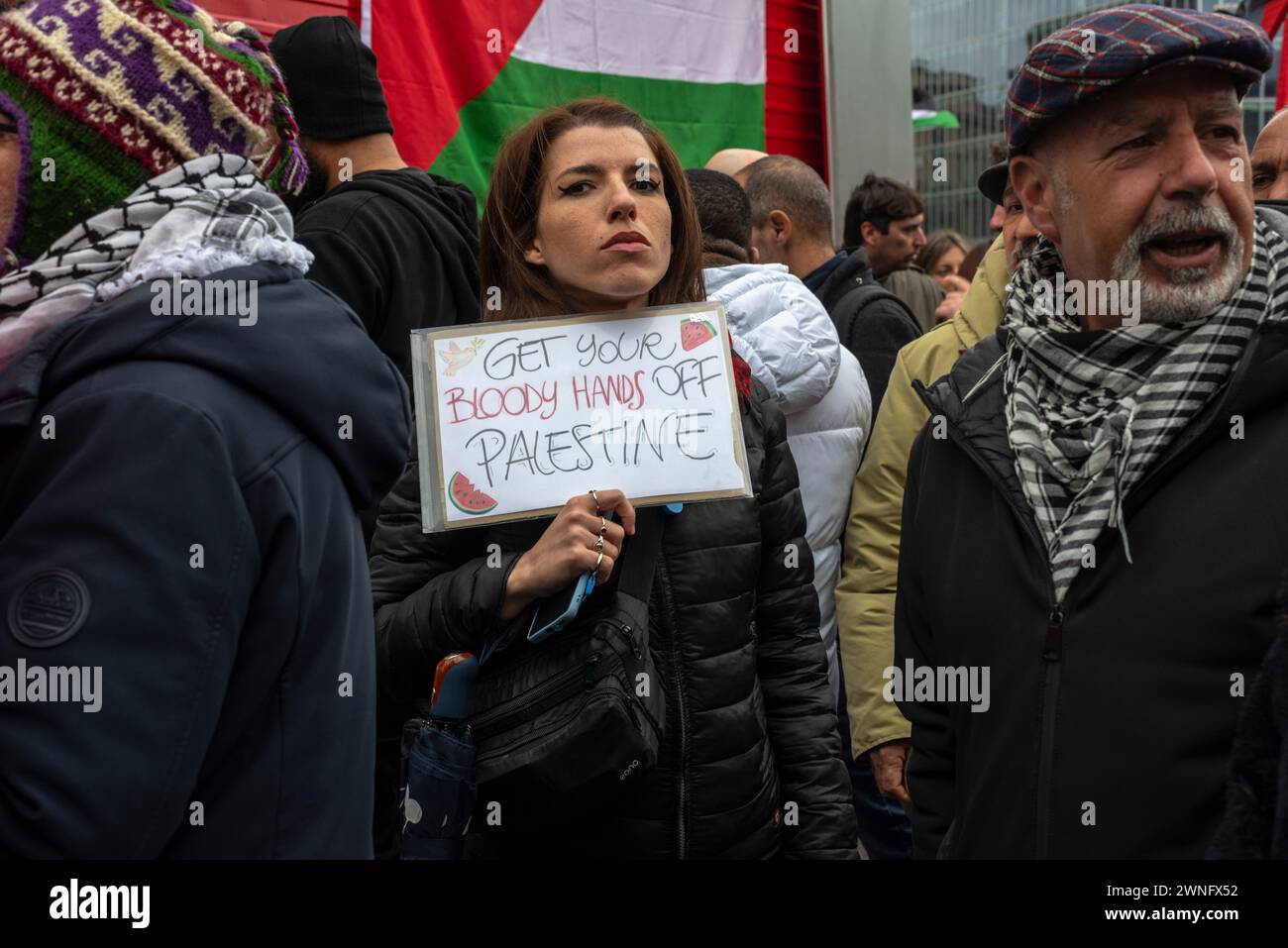 Milan, Italie - 24 février 2024 : marche de protestation pro-Palestine et rassemblement à Milan. Des milliers de personnes marchent en solidarité avec la Palestine et l'occupation anti-israélienne Banque D'Images
