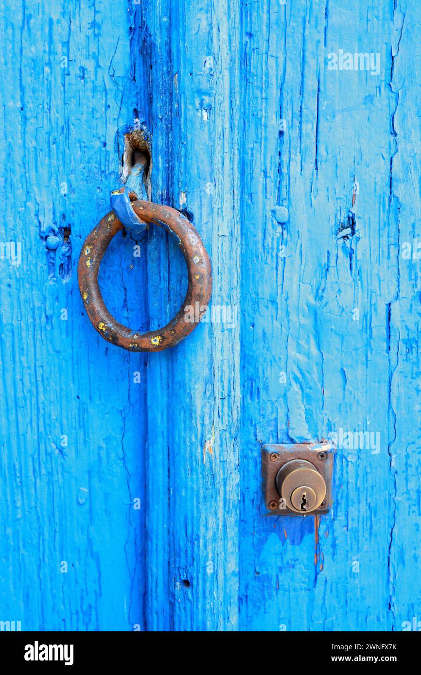 Porte en bois bleu vif avec poignées rondes Banque D'Images