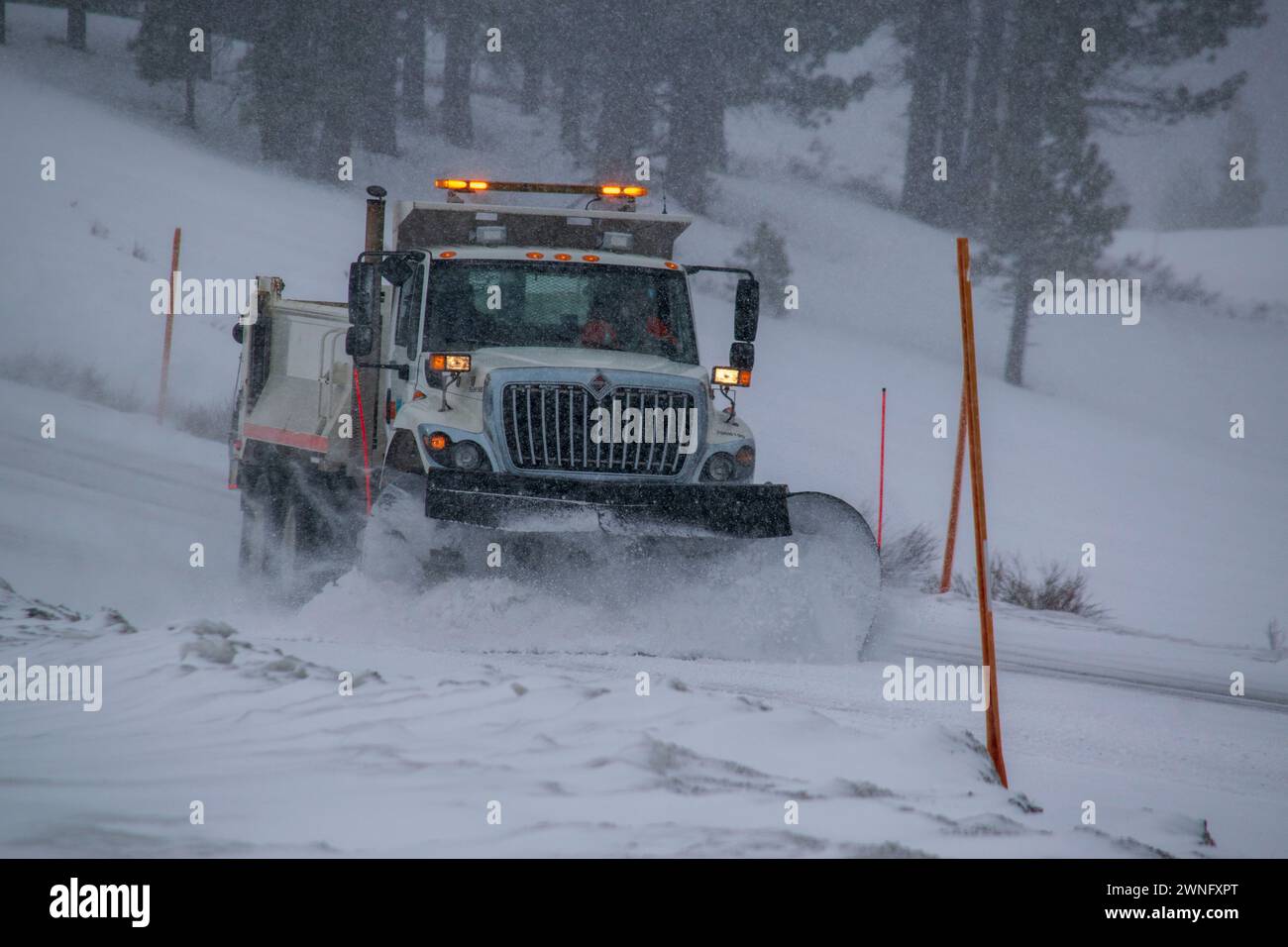 Le blizzard de ce week-end a forcé la fermeture de l'U.S. 395 à travers le comté de Mono, EN CALIFORNIE, dans la Sierra orientale. Banque D'Images