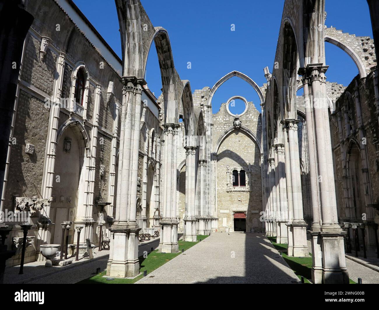 Ruines de l'église gothique du couvent Carmo du XIVe-XVe siècle à Lisbonne, Portugal. Endommagé par le tremblement de terre de 1755. Banque D'Images
