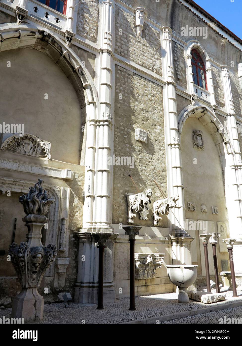 Ruines de l'église gothique du couvent Carmo du XIVe-XVe siècle à Lisbonne, Portugal. Endommagé par le tremblement de terre de 1755. Banque D'Images