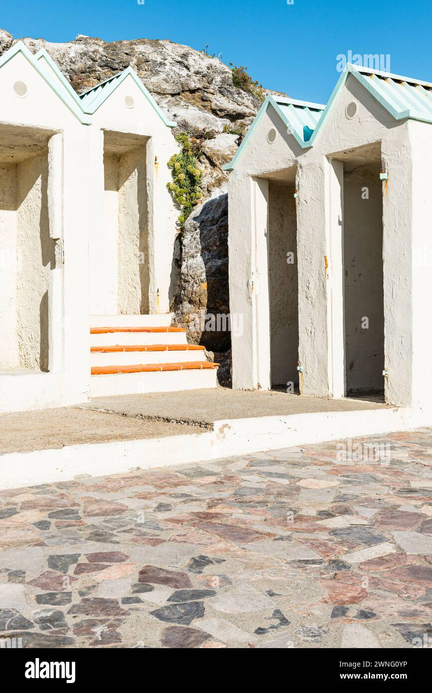 Les vestiaires ouverts et sans porte de la zone de baignade Bagno delle donne à Talamone hors saison, Toscane, Italie Banque D'Images