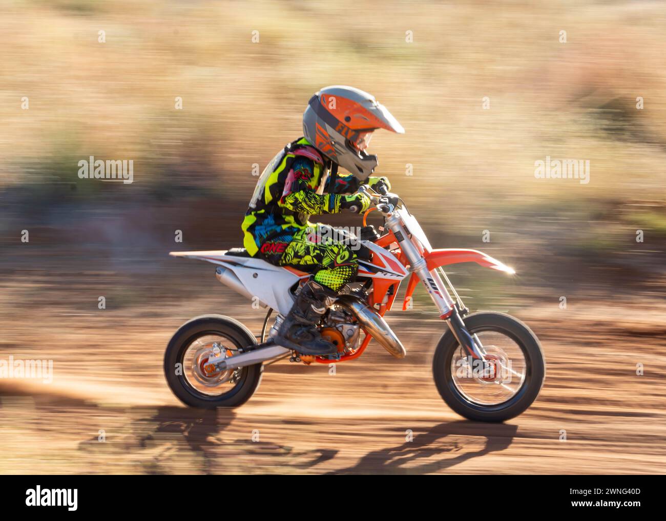 Photo d'action d'un jeune pilote de motocross sur une moto KTM. Banque D'Images