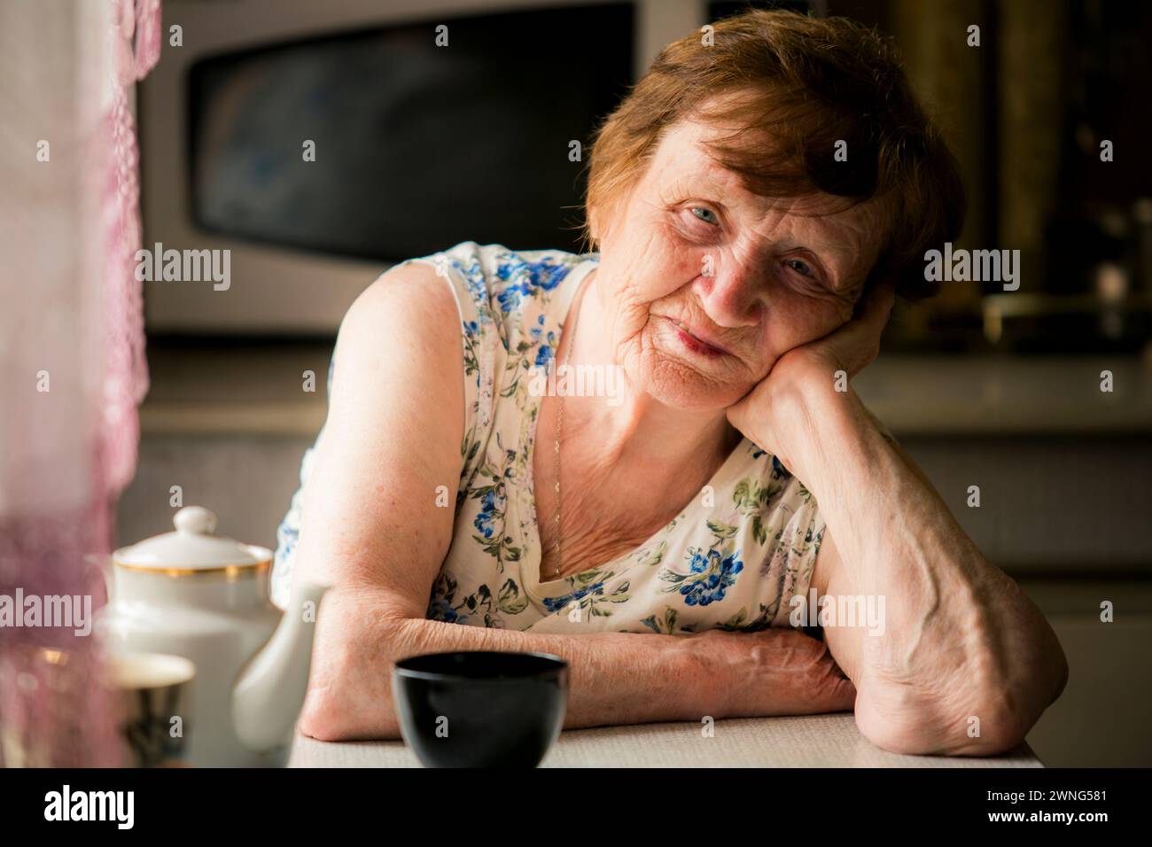 Portrait d'une vieille femme dans la cuisine de sa maison. Banque D'Images
