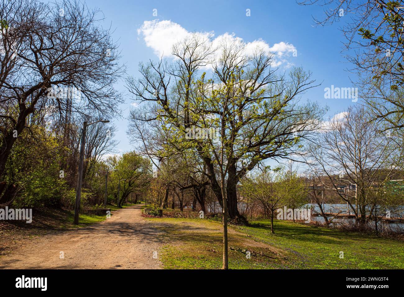 Embarquez pour un voyage visuel le long du pittoresque Three Rivers Heritage Trail de Pittsburgh, dans le South Side District, où la rivière Allegheny sert de Ser Banque D'Images