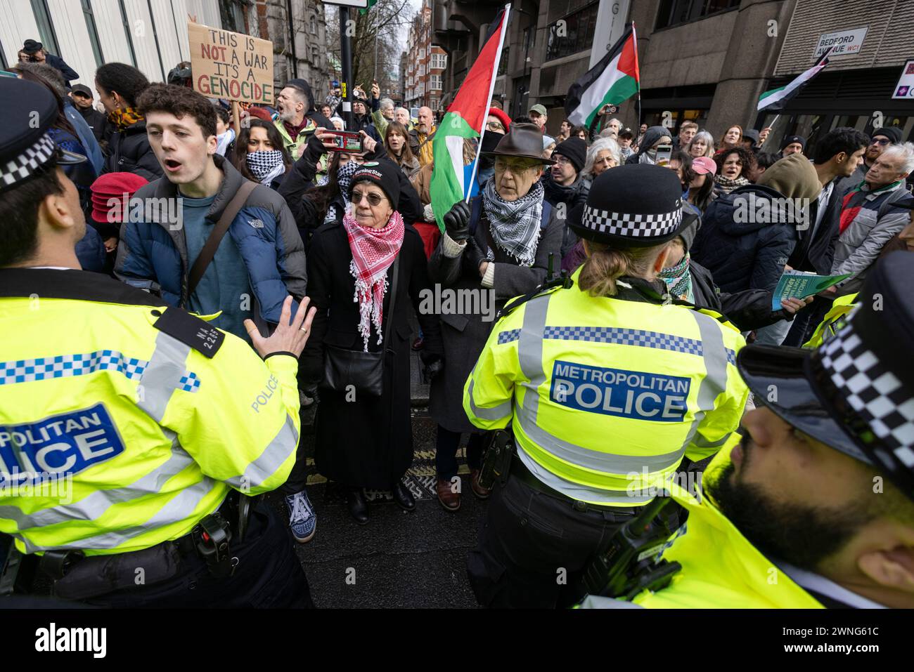 Des activistes pro-Palestine devant Barclays Bank sur Tottenham court Road protestent contre les investissements de la banque dans des sociétés fournissant des armes à Israël, au Royaume-Uni Banque D'Images