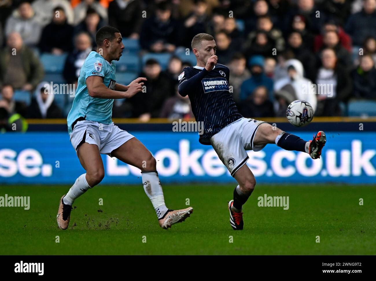 Londres, Royaume-Uni. 2 mars 2024. George Saville (Millwall) prend le ballon devant Jake Livermore (Watford) lors du match Millwall V Watford dans le championnat EFL au Den, Bermondsey, Londres. Cette image est RÉSERVÉE à UN USAGE ÉDITORIAL. Licence exigée du Football DataCo pour toute autre utilisation. Crédit : MARTIN DALTON/Alamy Live News Banque D'Images