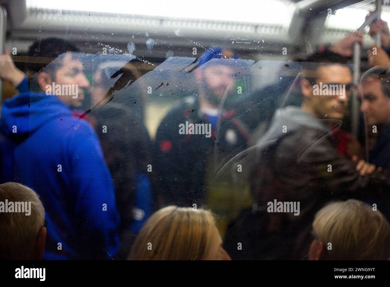 CONDENSATION, FENÊTRE, TRANSPORTS EN COMMUN, MÉTRO, VENTILATEURS, BARCELONA FC, 2019 : condensation sur les fenêtres. Les fans se pressent dans les trains de métro après un match de Barcelone. Les fans trempés de Barcelone se dirigent vers la maison pour remporter une victoire facile sur un rival du titre sous une pluie torrentielle. Photo : Rob Watkins. Barcelone FC a joué Sevilla FC au Camp Nou, Barcelone le 5 avril 2017 et le Barça a remporté le match 3-0 avec trois buts dans les 33 premières minutes. Le jeu entier a été joué dans le déluge d'une tempête de pluie massive de printemps. Banque D'Images