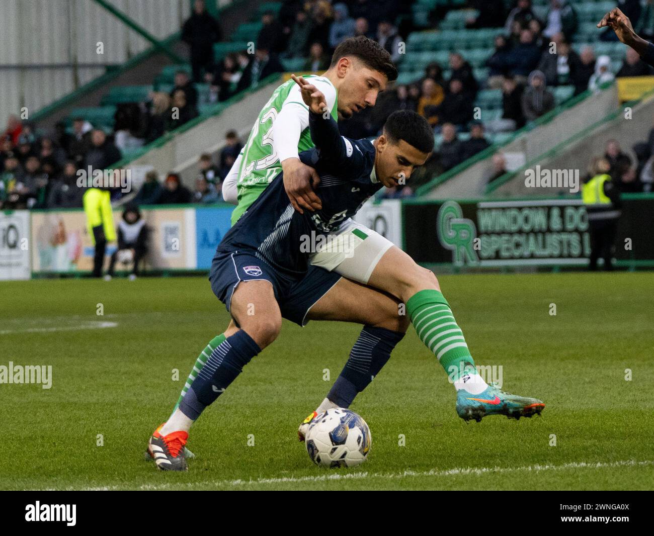 Édimbourg, Royaume-Uni. 02 mars 2024. Scottish Premiership - Hibernian FC v Ross County FC 02/03/2024 le défenseur des Hibs, Nectarios Triantis, et le milieu de terrain du comté de Ross, Brandon Khela, se battent pour le ballon alors que Hibernian affronte Ross County en première place écossaise au stade Easter Road, Édimbourg, Royaume-Uni crédit : Ian Jacobs/Alamy Live News Banque D'Images