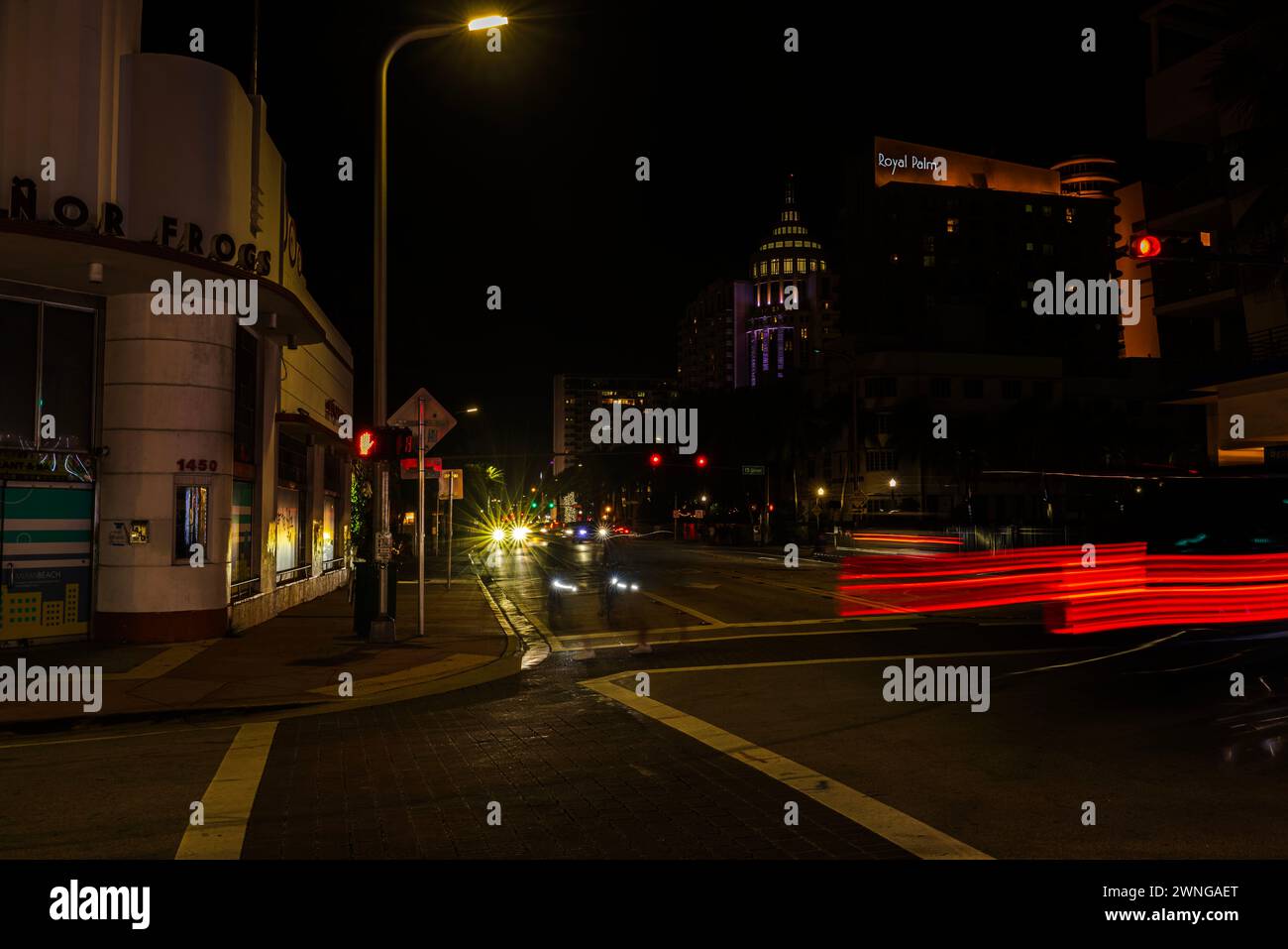 Vue nocturne enchanteresse de la ville sur les rues de Miami Beach, les sentiers lumineux des voitures qui passent. Miami Beach, États-Unis. Banque D'Images