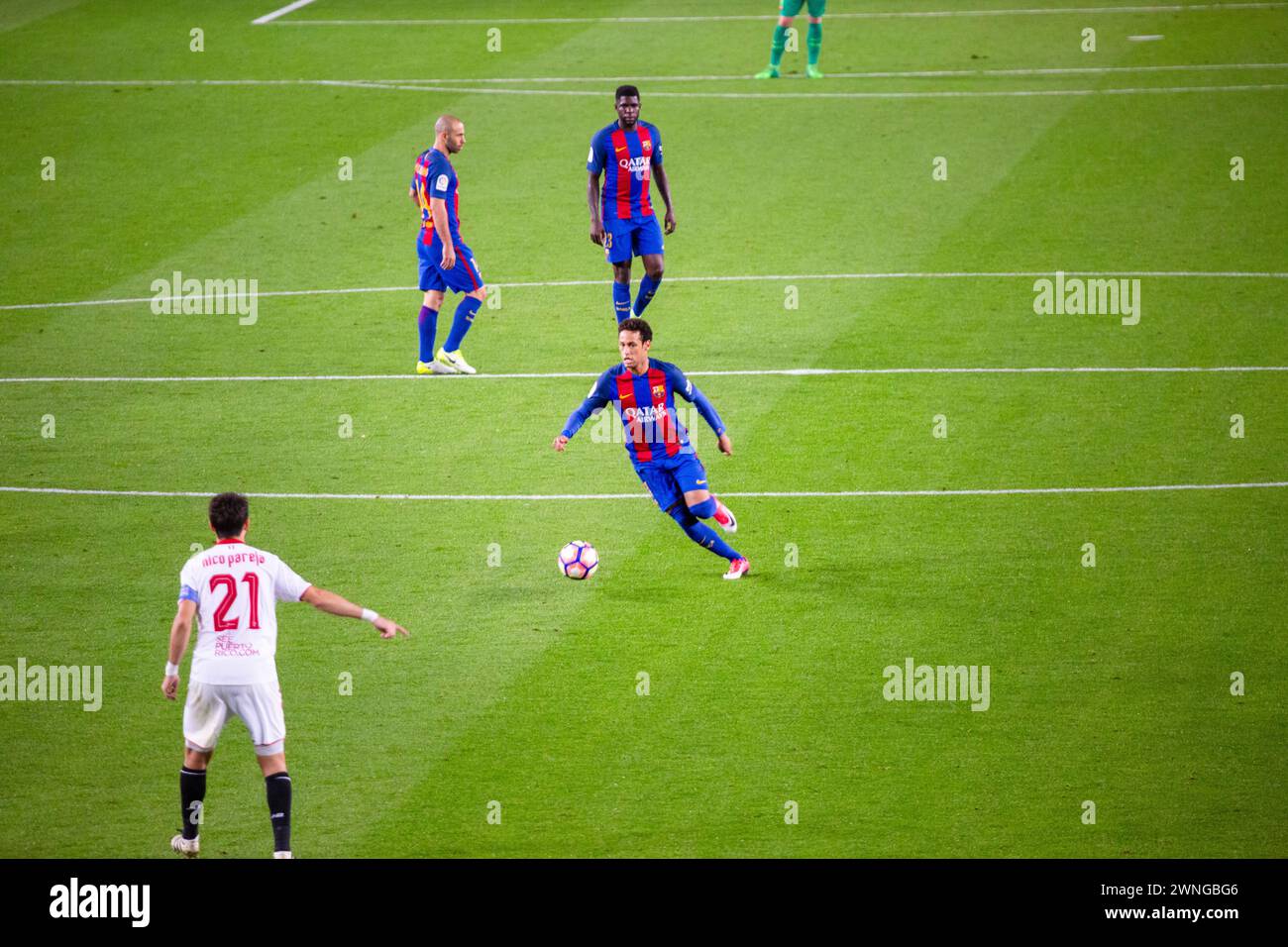 NEYMAR, BARCELONA FC, 2017 : Neymar Jr attaque la défense de Séville. Barcelona FC contre Sevilla FC au Camp Nou, Barcelone le 5 avril 2017. Photo : Rob Watkins. Le Barça a remporté le match 3-0 avec trois buts dans les 33 premières minutes. Le jeu a été joué dans un déluge de pluie lors d'une tempête printanière massive. Banque D'Images