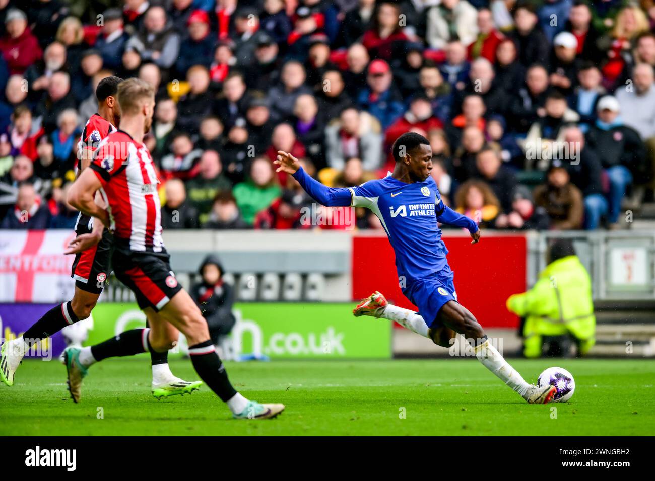 Nicholas Jackson du Chelsea FC se prépare à tirer lors du match de premier League entre Brentford et Chelsea au Gtech Community Stadium, Londres, Angleterre, le 2 mars 2024. Photo de Phil Hutchinson. Utilisation éditoriale uniquement, licence requise pour une utilisation commerciale. Aucune utilisation dans les Paris, les jeux ou les publications d'un club/ligue/joueur. Crédit : UK Sports pics Ltd/Alamy Live News Banque D'Images