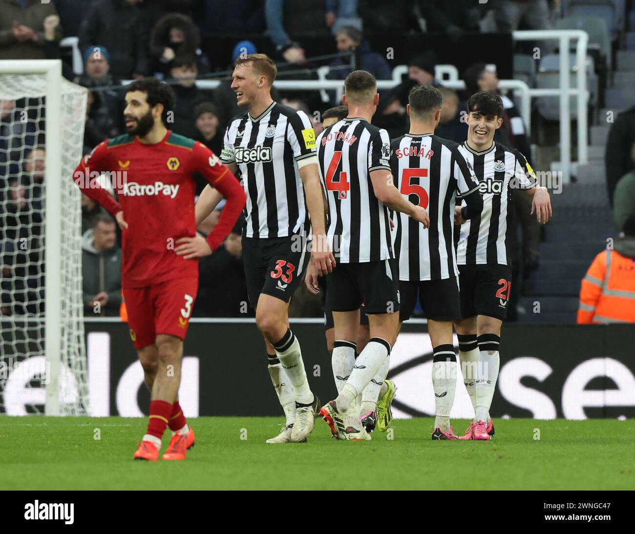 Newcastle upon Tyne, Royaume-Uni. 2 mars 2024. Tina Livramento de Newcastle United célèbre son score contre les Wolverhampton Wanderers lors du premier League match James' Park, Newcastle upon Tyne. Le crédit photo devrait se lire : Nigel Roddis/Sportimage crédit : Sportimage Ltd/Alamy Live News Banque D'Images