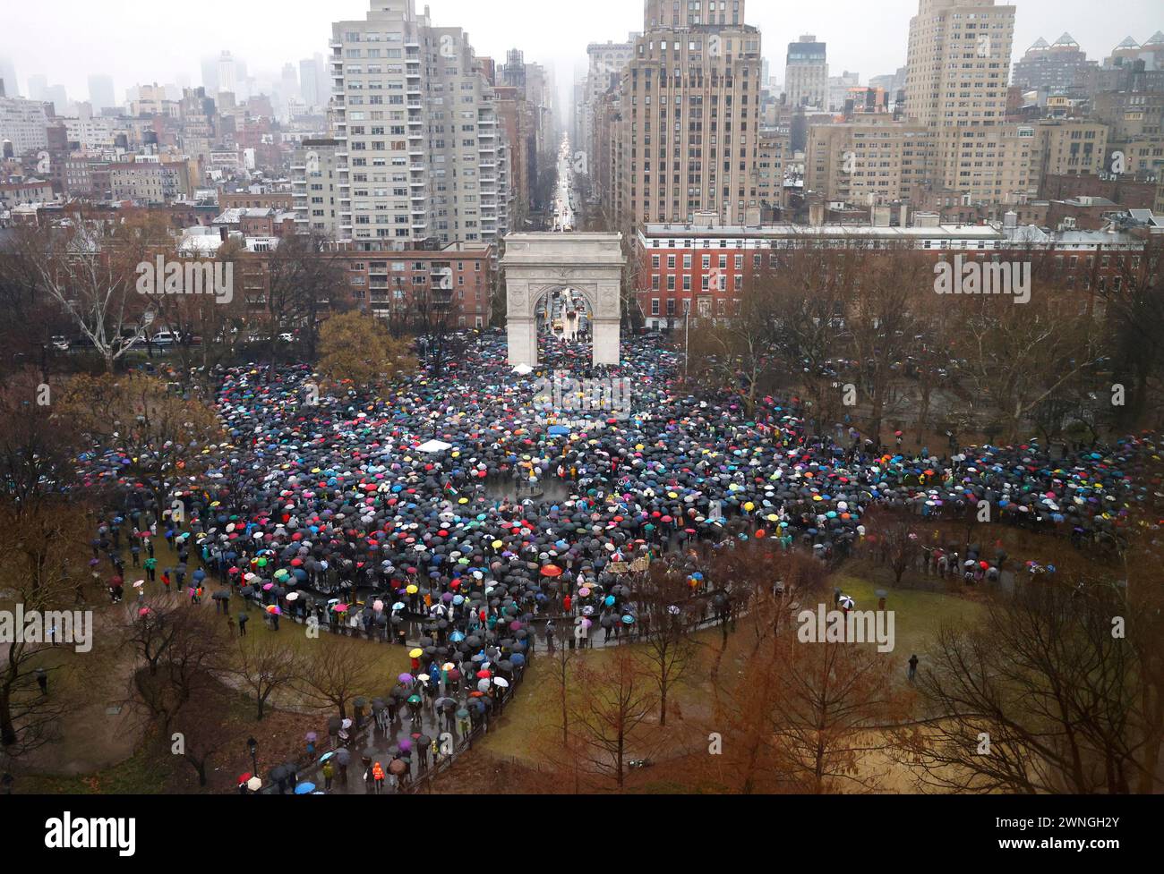 New York, États-Unis. 02 mars 2024. Les manifestants tiennent des pancartes et des parapluies alors que la pluie tombe sur le cessez-le-feu de Rafah cessez maintenant la manifestation de génocide en réponse au conflit israélo-palestinien dans le Washington Square Park le samedi 2 mars 2024 à New York. Photo de John Angelillo/UPI crédit : UPI/Alamy Live News Banque D'Images