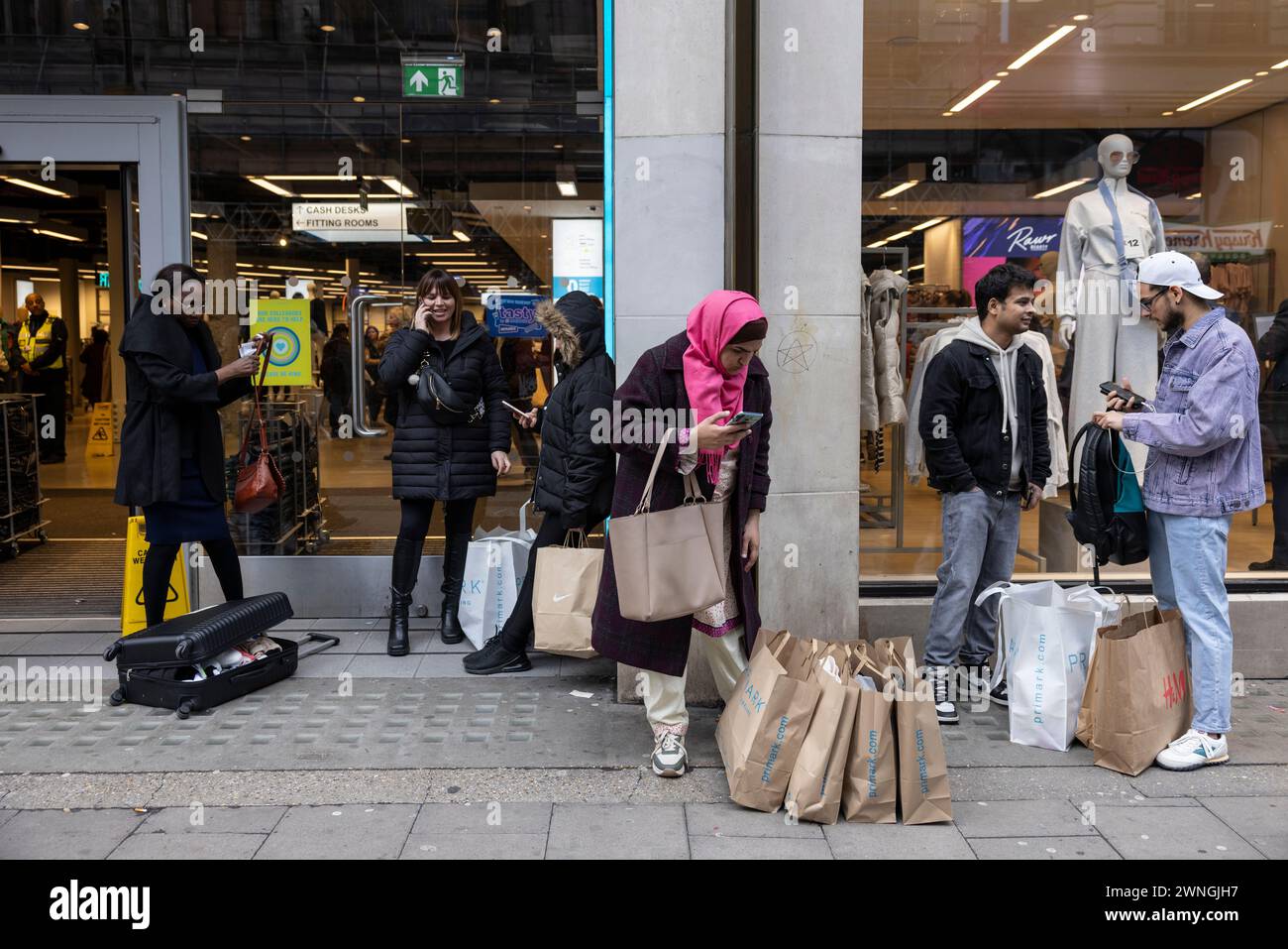 Acheteurs devant une succursale Primark sur Oxford Street, dans le centre de Londres, Angleterre, Royaume-Uni Banque D'Images