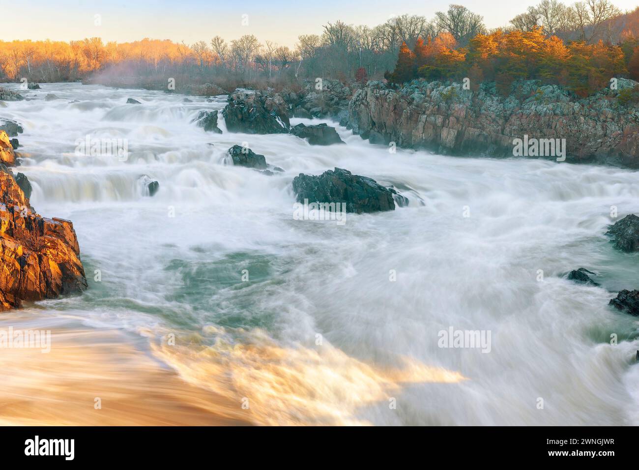 Vue sur les grandes chutes du fleuve Potomac à un lever de soleil d'hiver brumeux. Parc national de Great Falls. Virginia. ÉTATS-UNIS Banque D'Images Vue sur les grandes chutes du fleuve Potomac à un lever de soleil d'hiver brumeux. Parc national de Great Falls. Virginia. ÉTATS-UNIS Banque D'Images