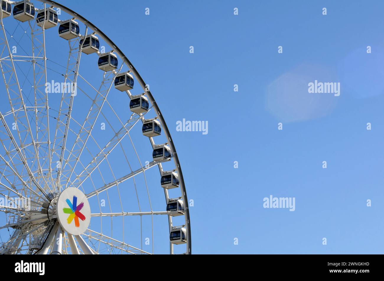 Construite par Dutch Wheels, la Grande roue de Montréal, dans le Vieux-Port de Montréal, est la plus haute grande roue du Canada et une attraction touristique populaire. Banque D'Images