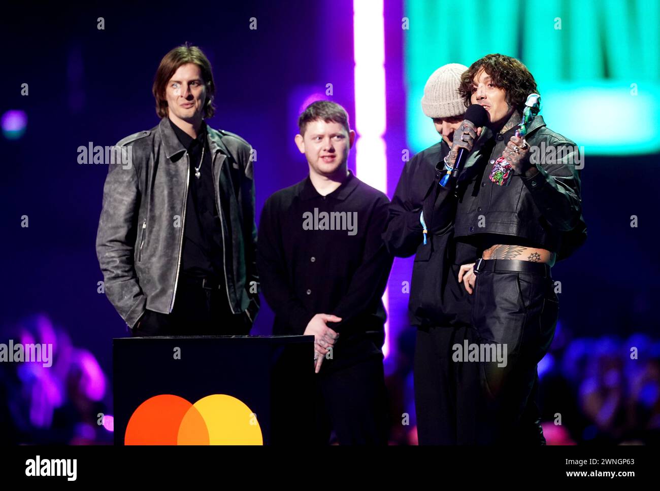 Matt Kean, Lee Malia, Oliver Sykes et Mat Nicholls de Bring me the Horizon sur scène après avoir remporté le prix du meilleur acte alternatif / rock lors des Brit Awards 2024 à l'O2 Arena de Londres. Date de la photo : samedi 2 mars 2024. Banque D'Images