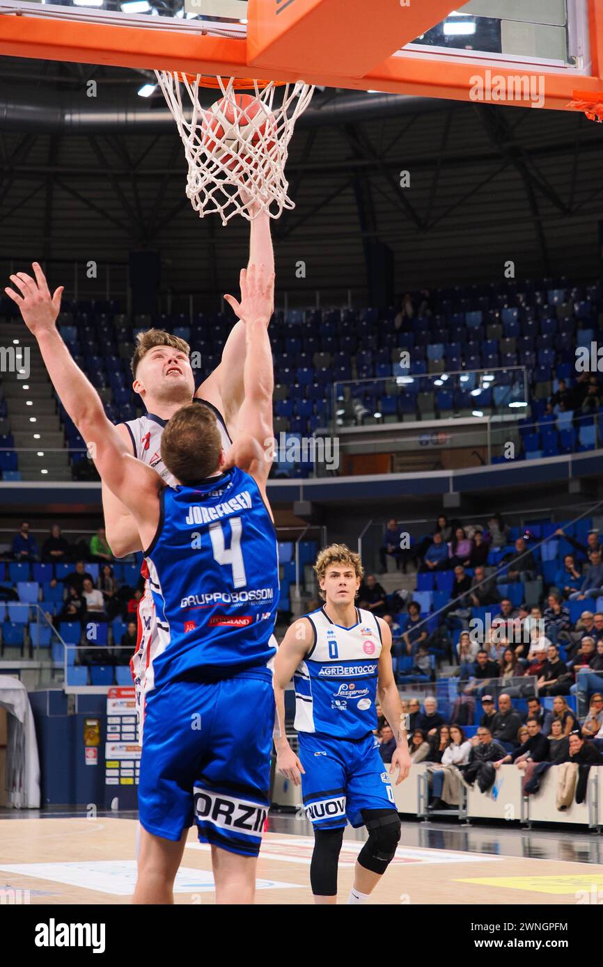 Milan, Italie. 02 mars 2024. Ion Lupusor (Wegreenit Urania basket Milano) & Paul Jorgensen (Agribertocchi Orzinuovi basket) pendant Wegreenit Urania Milano vs Agribertocchi Orzinuovi, match Italien de basket Serie A2 Men à Milan, Italie, 02 mars 2024 crédit : Agence photo indépendante/Alamy Live News Banque D'Images