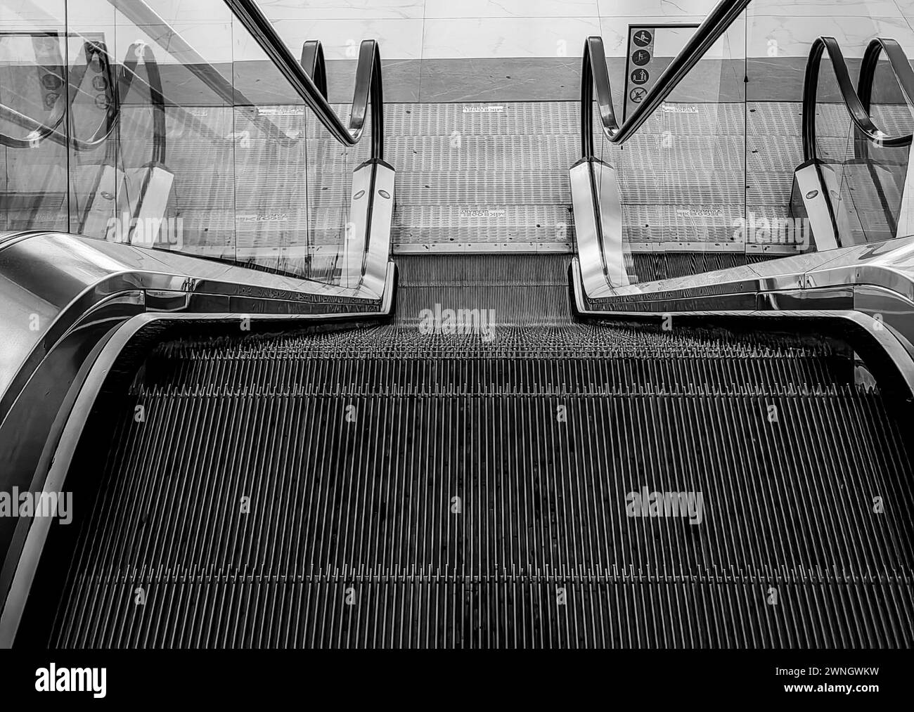Ambition ascendante.. Escaliers électriques dans le centre commercial. Noir et blanc. Monochrome. Banque D'Images