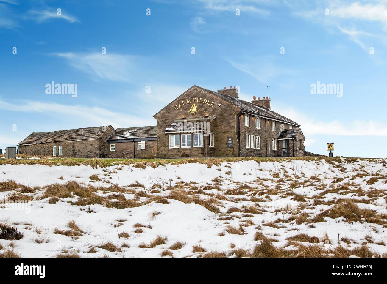 La Cat and Fiddle Forest Distillery vue depuis le quartier enneigé axe Edge Moor Cheshire Peak District en hiver, ancien 2e plus haut pub d'Angleterre Banque D'Images