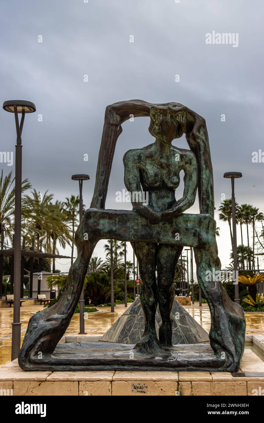 Escultura de Gala asomada a la ventana de Salvador Dalí en la Avenida del Mar, convertida en museo al aire libre. Banque D'Images