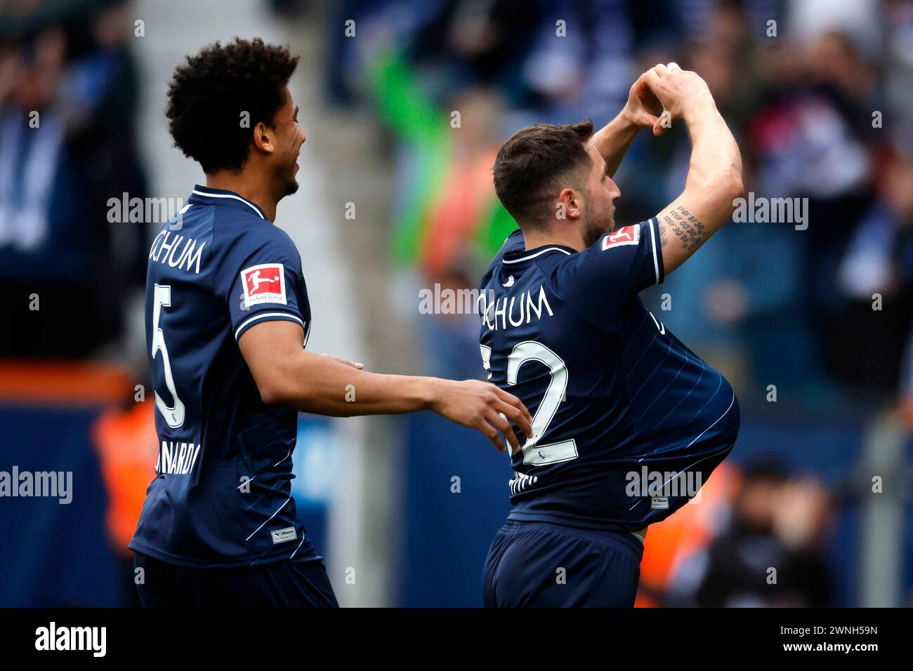 Bochum, Deutschland, 1. Fussball Bundesliga 24. Spieltag VFL Bochum : RB Leipzig 1:4 02. 03. 2024 im Vonovia Ruhrstadion in Bochum Maximilian WITTEK (VFL) Re.- Hat das Tor zur 1-0 Führung für den VFL Bochum erzielt und Hat sich den Ball unter sein Trikot gesteckt um die Schwangerschaft seiner Partnerin und Seine baldige Vaterschaft anzuzeigen Foto : Norbert Schmidt, Duesseldorf Banque D'Images