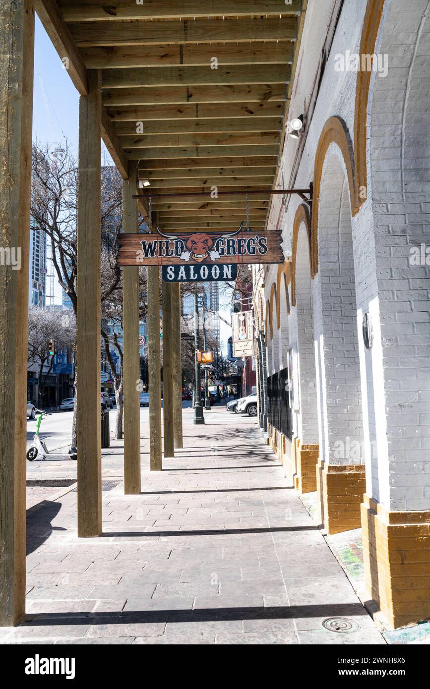 Austin, Texas - 22 février 2024 : vue sur l'historique Sixth Street connue pour ses nombreux bars de musique live dans le centre-ville d'Austin Texas Banque D'Images