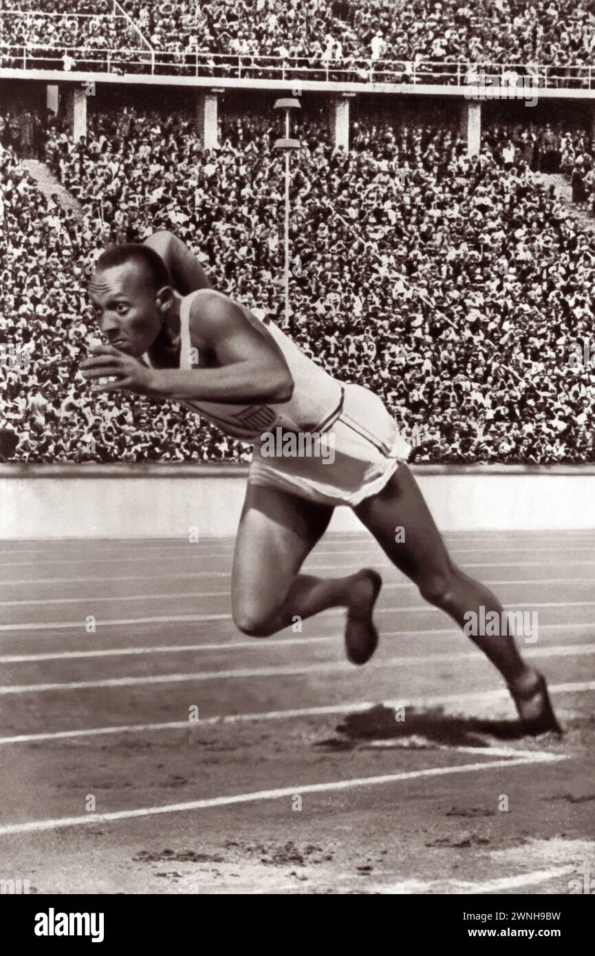 Jesse Owens au départ de la course du 200 mètres (pour laquelle il a remporté une médaille d'or) lors des Jeux olympiques d'été de 1936 à Berlin, en Allemagne. Banque D'Images