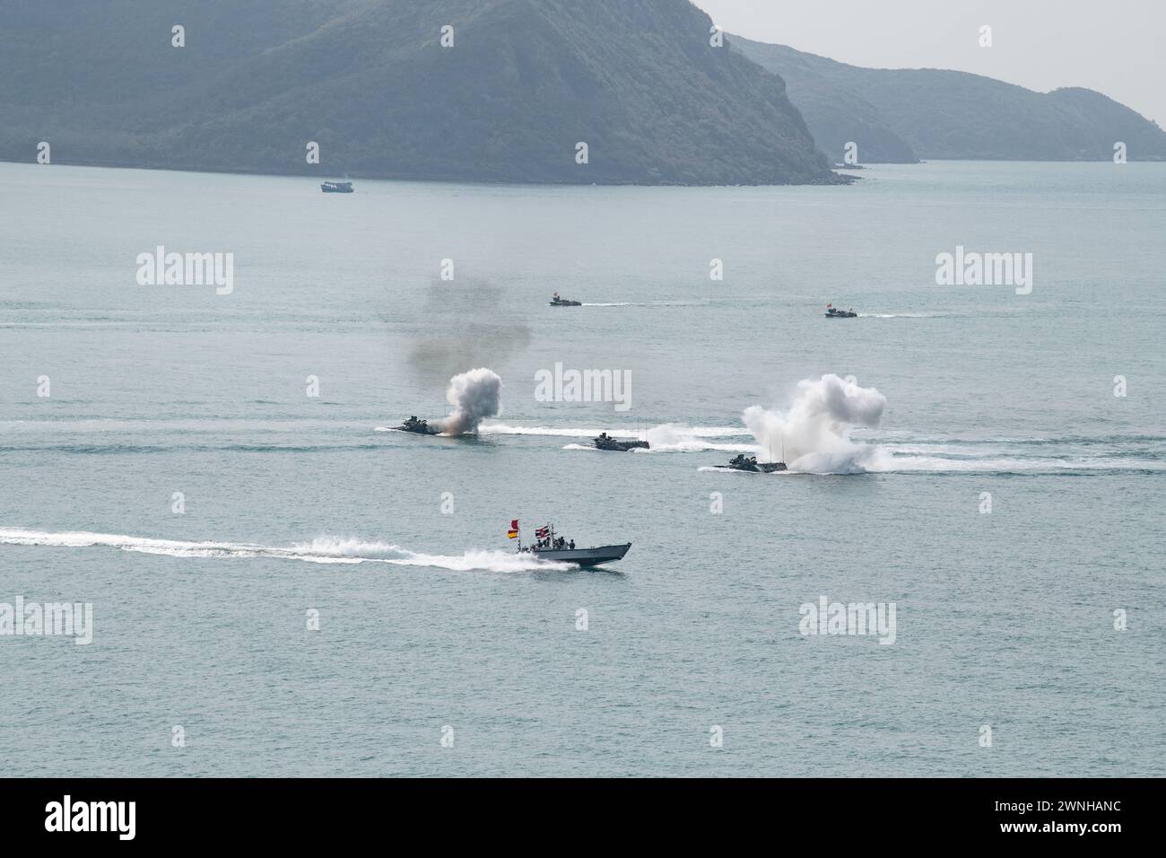 Un hors-bord de la Royal Thai Navy se déplace en direction d'un navire de la marine sud-coréenne lors de l'exercice amphibie débarquant sur la plage Cobra Gold 2024 à Hat Yao Beach, province de Chon Buri, Thaïlande, 28 février 2024. L’exercice conjoint Cobra Gold, qui en est à sa 43e édition, est le plus grand exercice conjoint en Asie continentale et est un exemple concret de la forte alliance et des relations stratégiques entre la Thaïlande et les États-Unis. (Photo de la Garde nationale de l'armée américaine par le sergent Alec Dionne) Banque D'Images