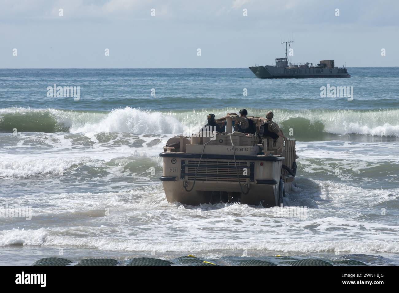 Les marins de l'US Navy, affectés à l'unité Beachmaster 1, sur le rivage avec une unité de débarquement lors de l'expérimentation de l'interopérabilité et des capacités conjointes au projet convergence - Capstone 4, Camp Pendleton, Calif, le 29 février 2024. PC-C4 est une expérience interarmées et multinationale en deux phases conçue pour transformer l'Armée de terre et assurer la disponibilité opérationnelle. (Photo de l'armée américaine par le PFC Samarion Hicks) Banque D'Images