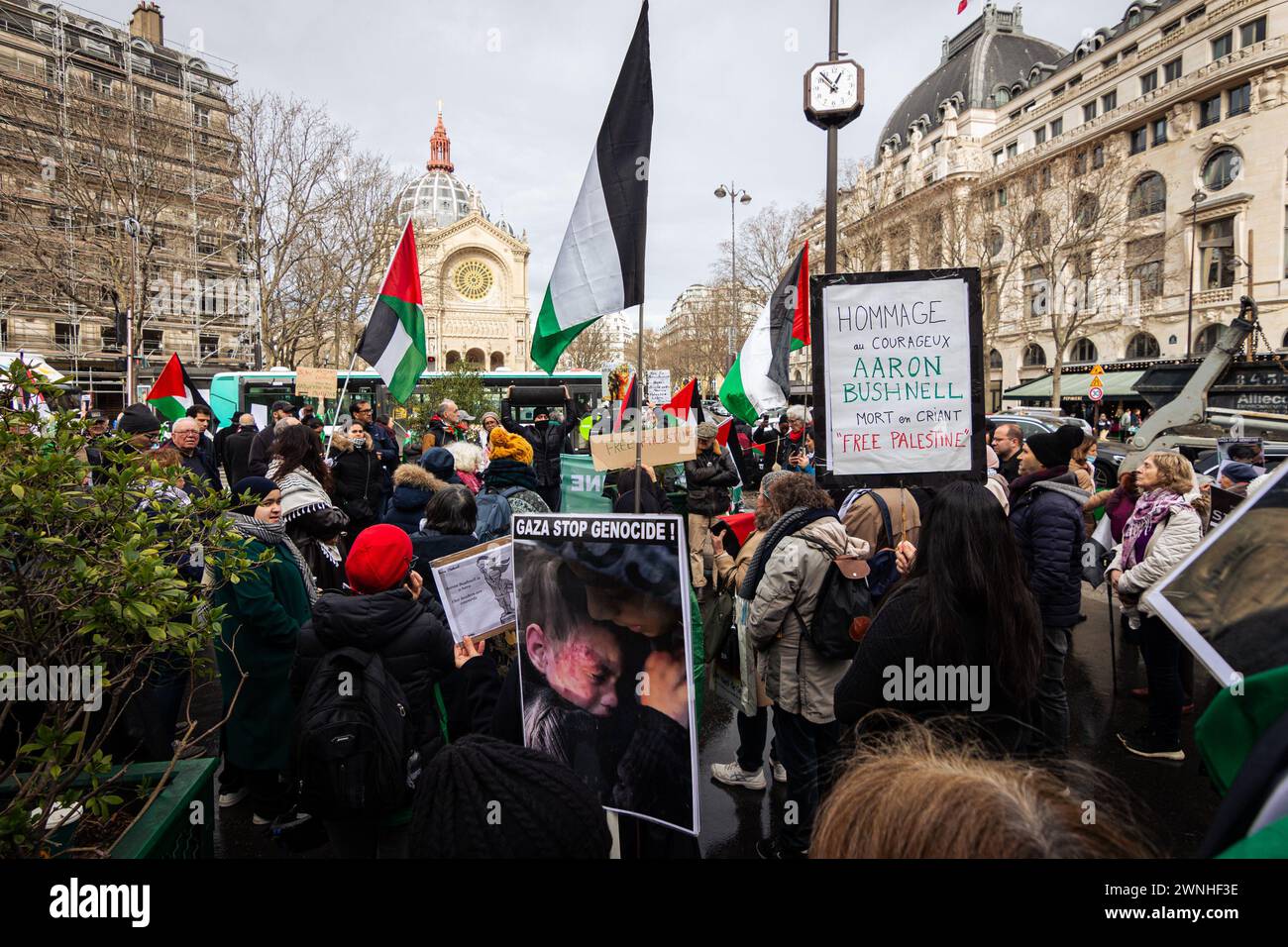 Paris, France. 01 mars 2024. Les manifestants se rassemblent sur la place St.Augustin pour rendre hommage à Aaron Bushnell pendant la manifestation. Des dizaines de personnes se sont rassemblées à la place préparation Augustin, à Paris, pour rendre hommage à Aaron Bushnell, le jeune soldat américain qui s’est sacrifié devant l’ambassade d’Israël à Washington, pour protester contre le génocide dans la bande de Gaza. (Photo de Telmo Pinto/SOPA images/SIPA USA) crédit : SIPA US/Alamy Live News Banque D'Images