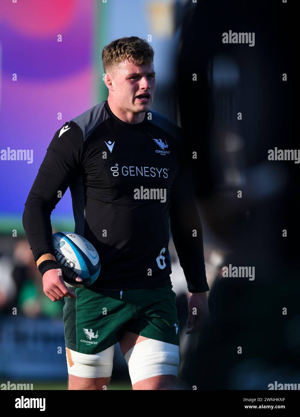 Galway, Irlande. 2 mars 2024. Cian Prendergast du Connacht avant le début de la 11e ronde du BKT United Rugby Championship entre Connacht et Scarlets au stade Dexcom de Galway crédit : Don Soules/Alamy Live News Banque D'Images