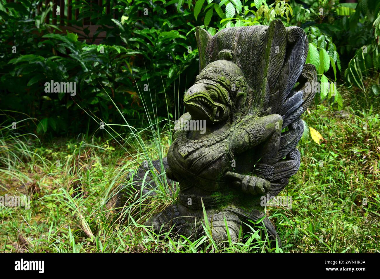 Singapour, le 26 janvier 2024. Garuda Lava Statue dans un parc public, incarnant la force, la dévotion et la beauté éternelle de la mythologie hindoue Banque D'Images