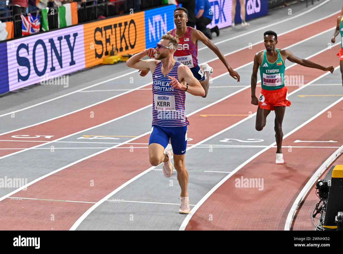 Glasgow, Écosse, Royaume-Uni. 02 mars 2024. Josh KERR (GBR) 1er, Yared NUGUSE (USA) 2e, Selemon BAREGA (ETH) 3e de la finale du 3000m masculin lors des Championnats du monde d'athlétisme en salle à l'Emirates Arena, Glasgow, Écosse, Royaume-Uni. Crédit : LFP/Alamy Live News Banque D'Images