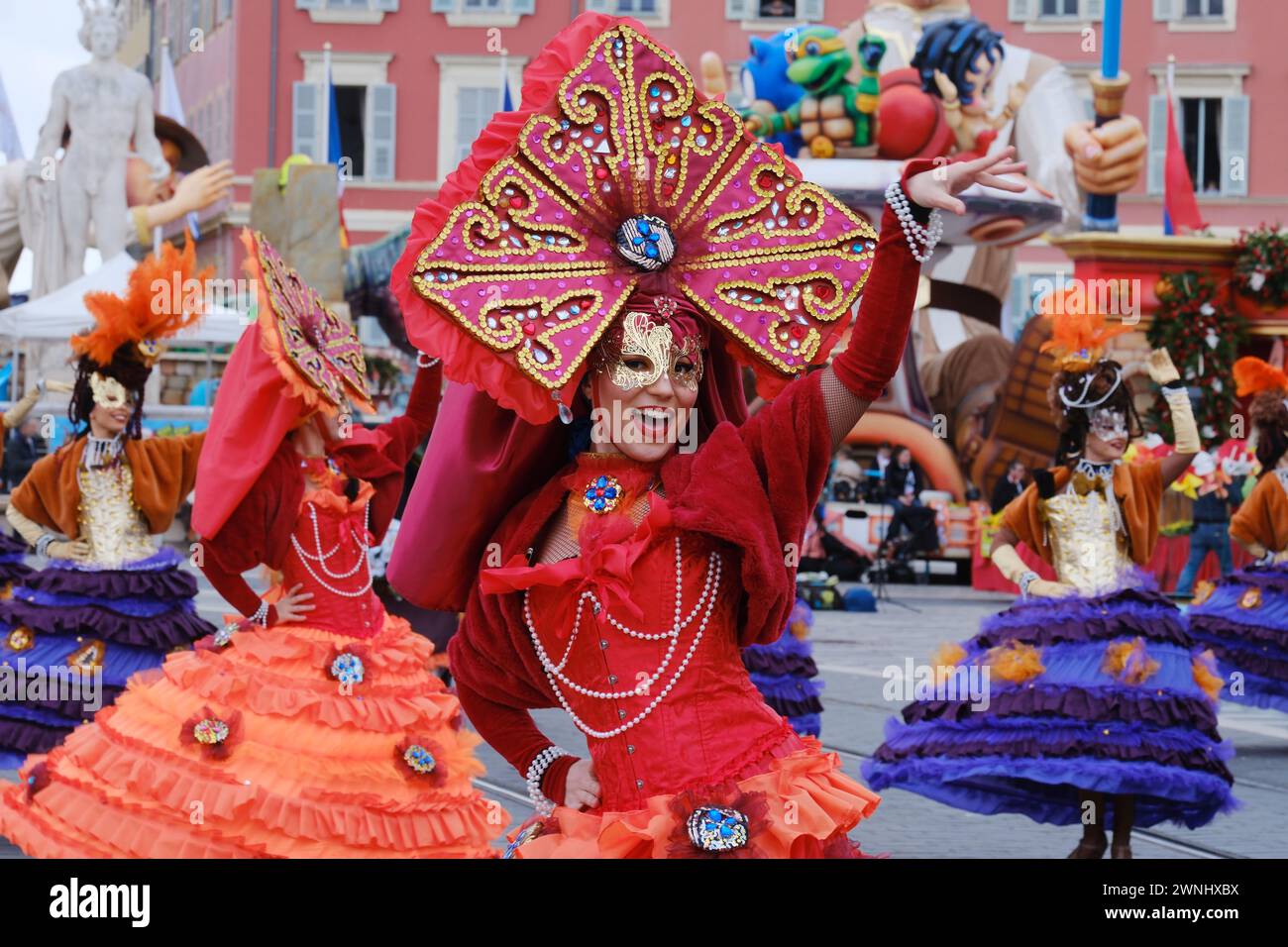 Nice, France. 2 mars 2024. Des actrices se produisent lors du Carnaval de Nice 2024 à Nice, France, le 2 mars 2024. Le Carnaval de Nice 2024 se tient ici du 17 février au 3 mars sous le thème « le Roi de la culture pop ». Credit : Serge Haouzi/Xinhua/Alamy Live News Banque D'Images