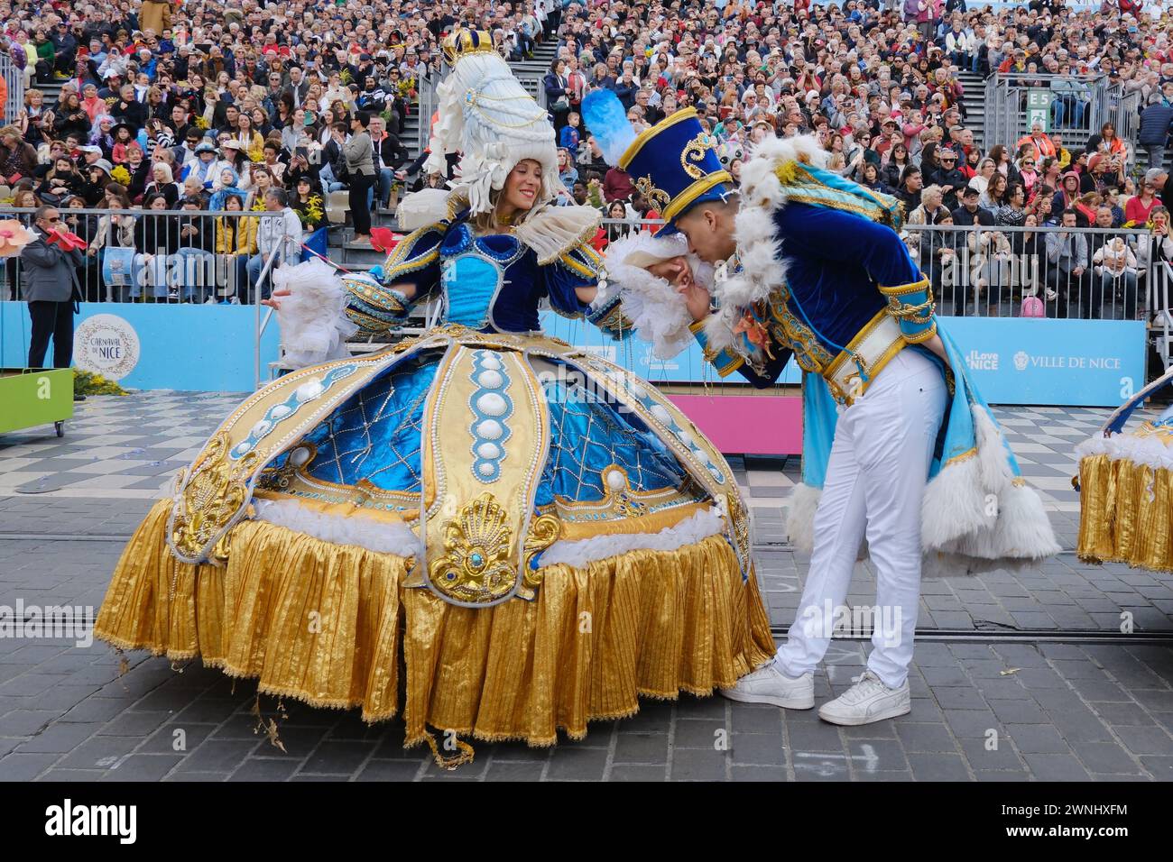 Nice, France. 2 mars 2024. Les participants se produisent lors du Carnaval de Nice 2024 à Nice, France, le 2 mars 2024. Le Carnaval de Nice 2024 se tient ici du 17 février au 3 mars sous le thème « le Roi de la culture pop ». Credit : Serge Haouzi/Xinhua/Alamy Live News Banque D'Images