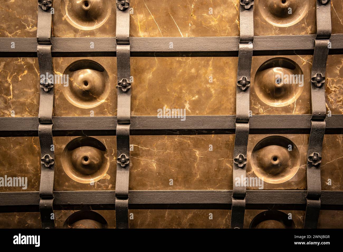 Détail d'un plafond sculpté dans la mezzanine du Palais Güell (Barcelone, Catalogne, Espagne) ESP : Detalle de un techo esculpido en el Palacio Güell Banque D'Images