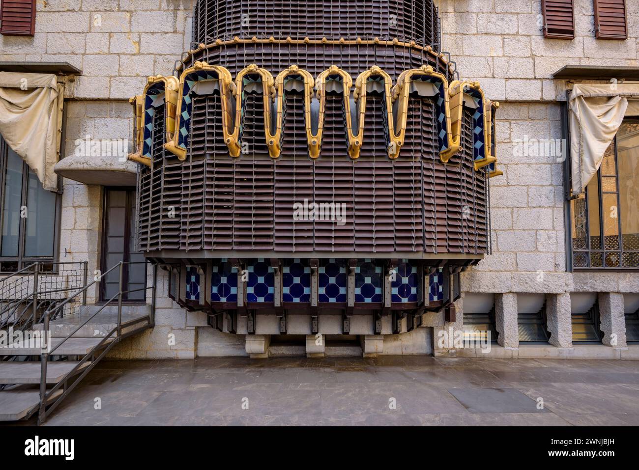 Façade arrière du palais Palau Güell, une œuvre de Antoni Gaudí (Barcelone, Catalogne, Espagne) ESP Fachada posterior del palacio Güell, una obra de Gaudí Banque D'Images