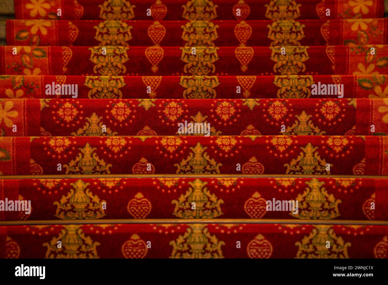 Escalier de l'étage principal du palais Palau Güell verre en arrière-plan (Barcelone, Catalogne, Espagne) ESP : Escalera de acceso al Palacio Güell Banque D'Images