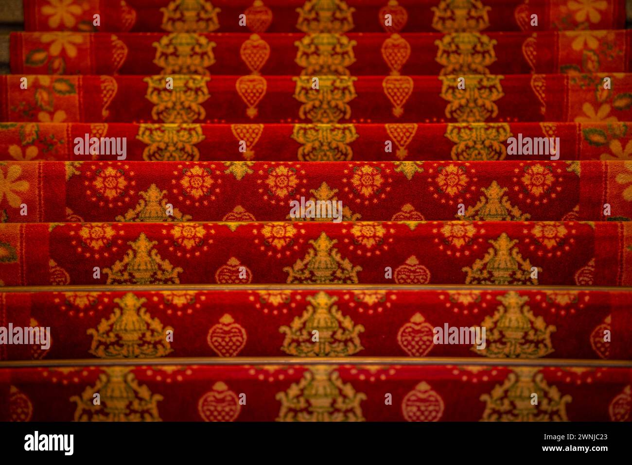 Escalier de l'étage principal du palais Palau Güell verre en arrière-plan (Barcelone, Catalogne, Espagne) ESP : Escalera de acceso al Palacio Güell Banque D'Images