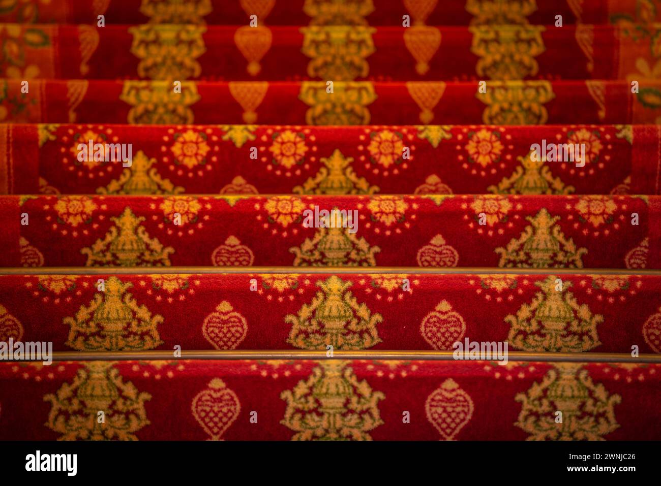 Escalier de l'étage principal du palais Palau Güell verre en arrière-plan (Barcelone, Catalogne, Espagne) ESP : Escalera de acceso al Palacio Güell Banque D'Images