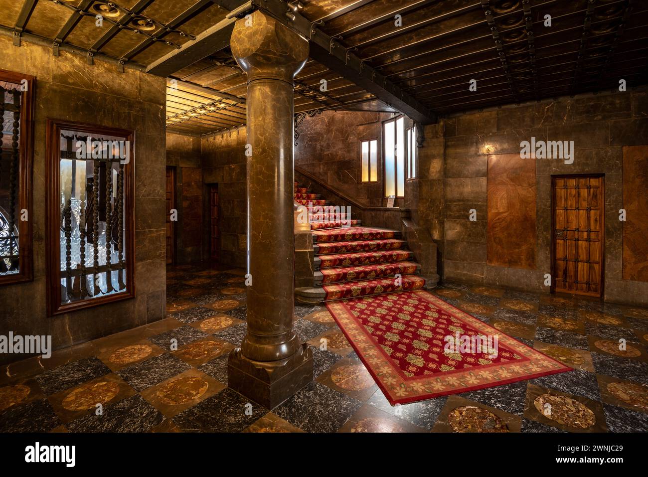 Escalier de l'étage principal du palais Palau Güell verre en arrière-plan (Barcelone, Catalogne, Espagne) ESP : Escalera de acceso al Palacio Güell Banque D'Images