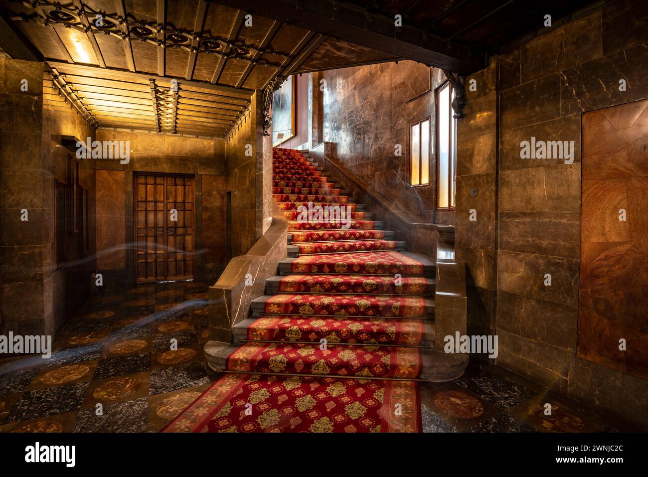 Escalier de l'étage principal du palais Palau Güell verre en arrière-plan (Barcelone, Catalogne, Espagne) ESP : Escalera de acceso al Palacio Güell Banque D'Images