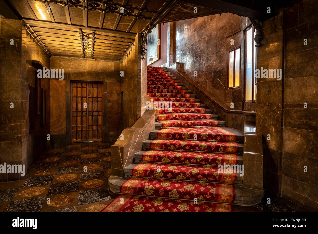Escalier de l'étage principal du palais Palau Güell verre en arrière-plan (Barcelone, Catalogne, Espagne) ESP : Escalera de acceso al Palacio Güell Banque D'Images