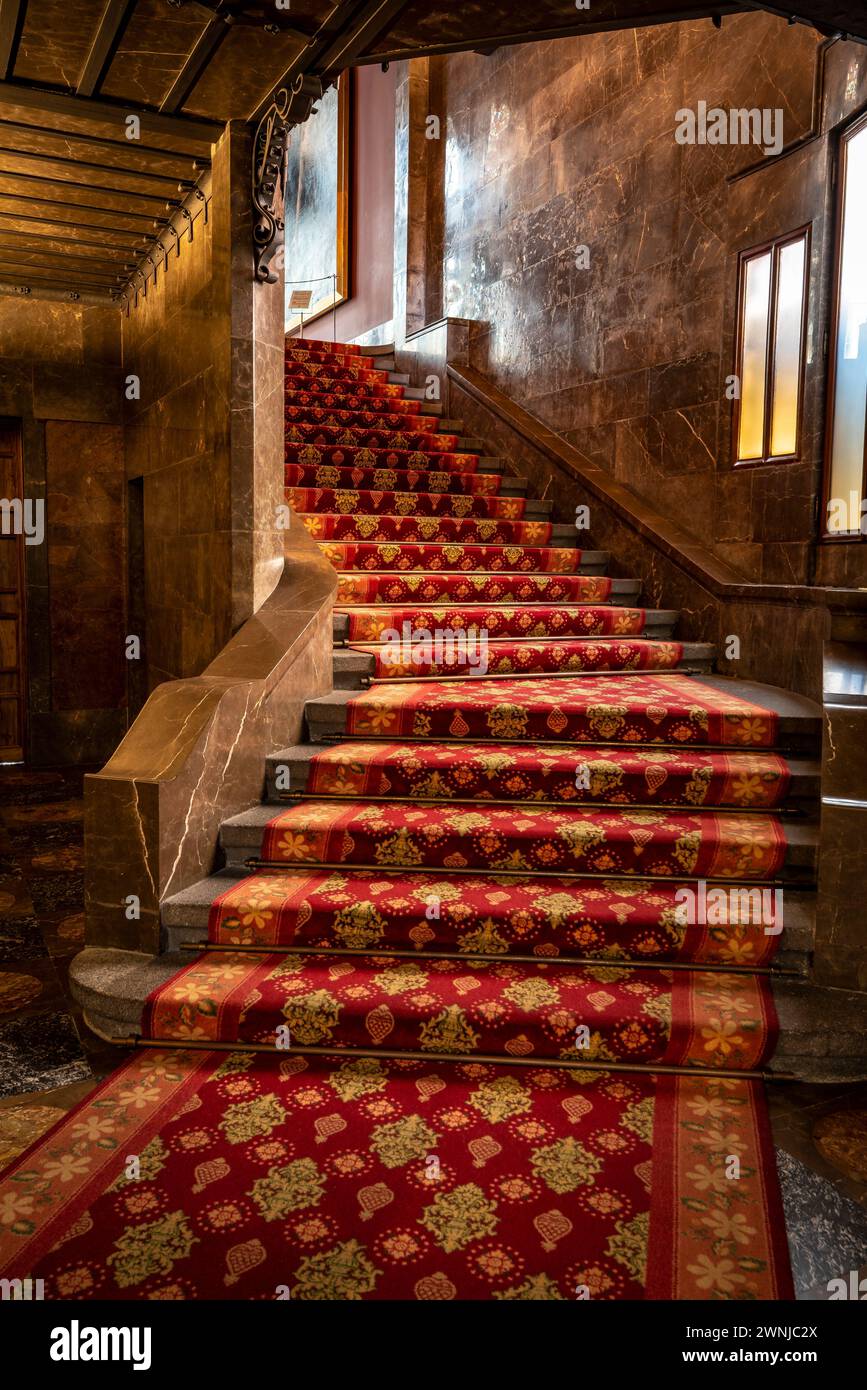 Escalier de l'étage principal du palais Palau Güell verre en arrière-plan (Barcelone, Catalogne, Espagne) ESP : Escalera de acceso al Palacio Güell Banque D'Images