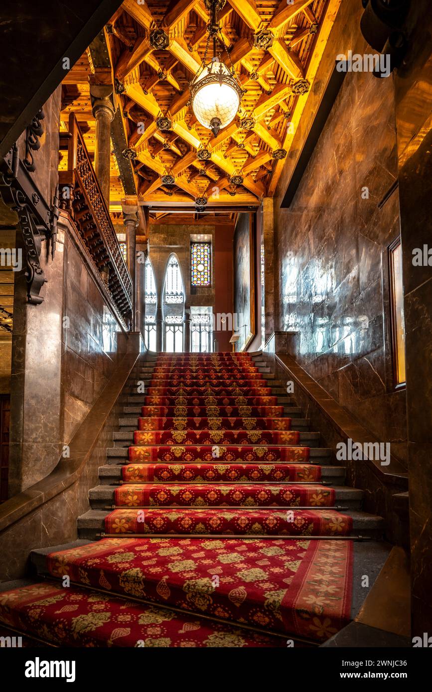 Escalier de l'étage principal du palais Palau Güell verre en arrière-plan (Barcelone, Catalogne, Espagne) ESP : Escalera de acceso al Palacio Güell Banque D'Images