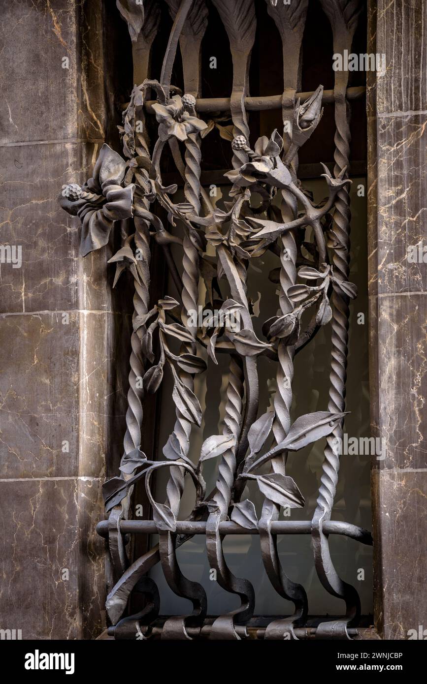 Détails en fer forgé sur la façade avant du palais Palau Güell, un chef-d'œuvre d'Antoni Gaudí (Barcelone, Catalogne, Espagne) Banque D'Images