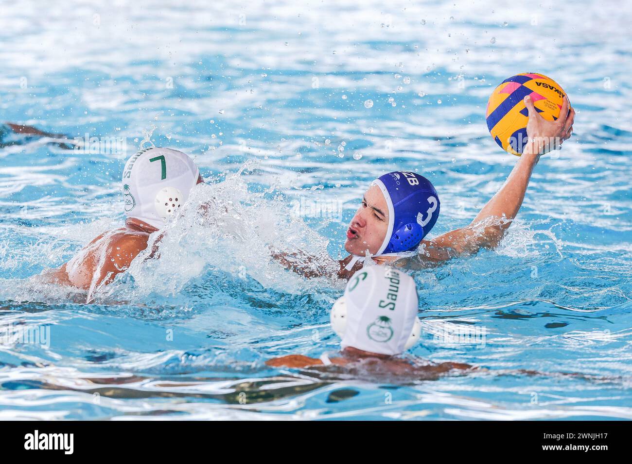 Province de Tarlac, Philippines. 3 mars 2024. Artur Vishnyakov (top, R) de l'Ouzbékistan participe au match de water-polo à la ronde entre l'Arabie saoudite et l'Ouzbékistan lors du 11e Championnat asiatique de natation par groupe d'âge dans la province de Tarlac, aux Philippines, le 3 mars 2024. Crédit : Rouelle Umali/Xinhua/Alamy Live News Banque D'Images