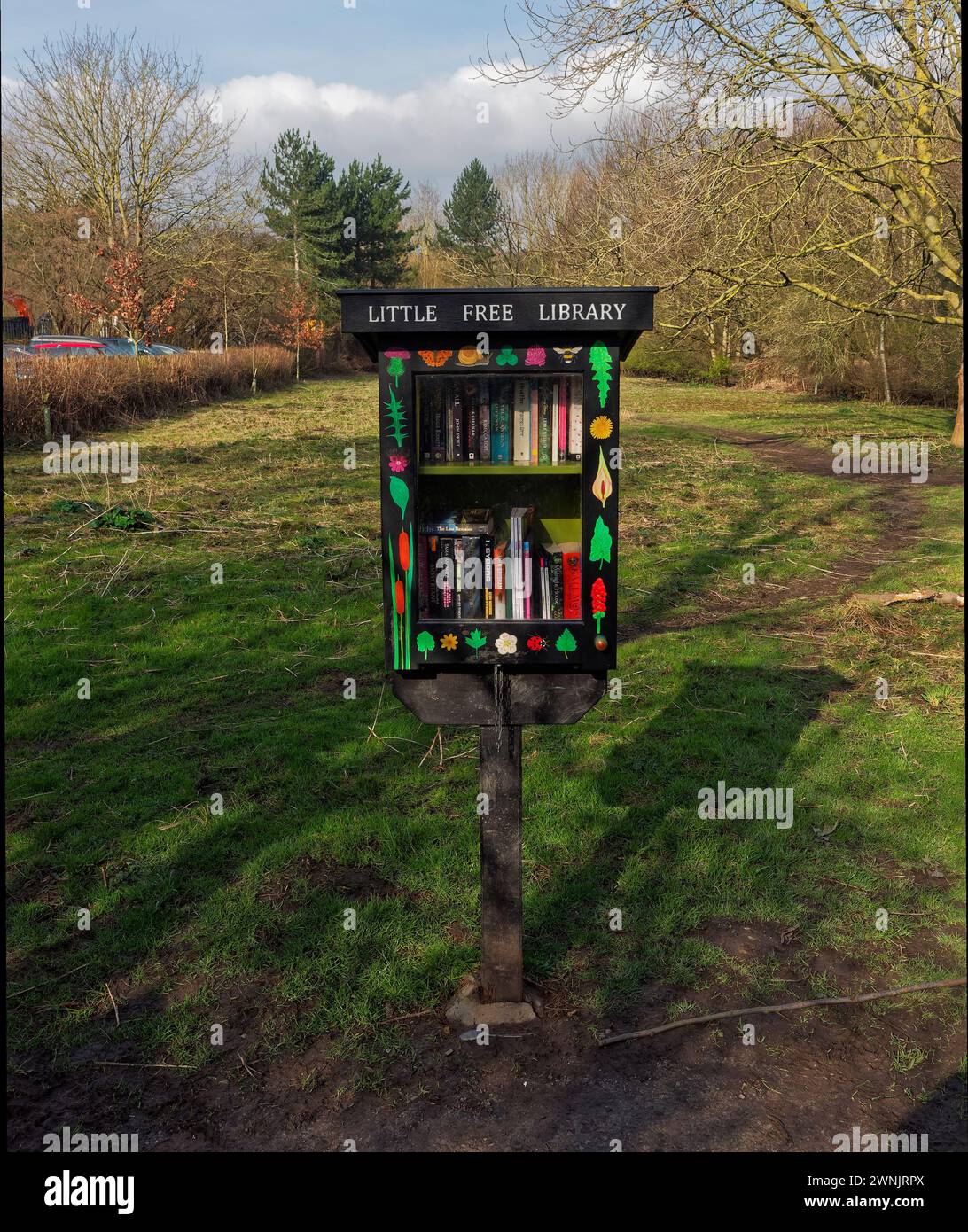 Le cabinet de la petite bibliothèque libre au début de la réserve naturelle de Gallows Hill sur les rives de la rivière Wharfe à la périphérie d'Otley. Banque D'Images